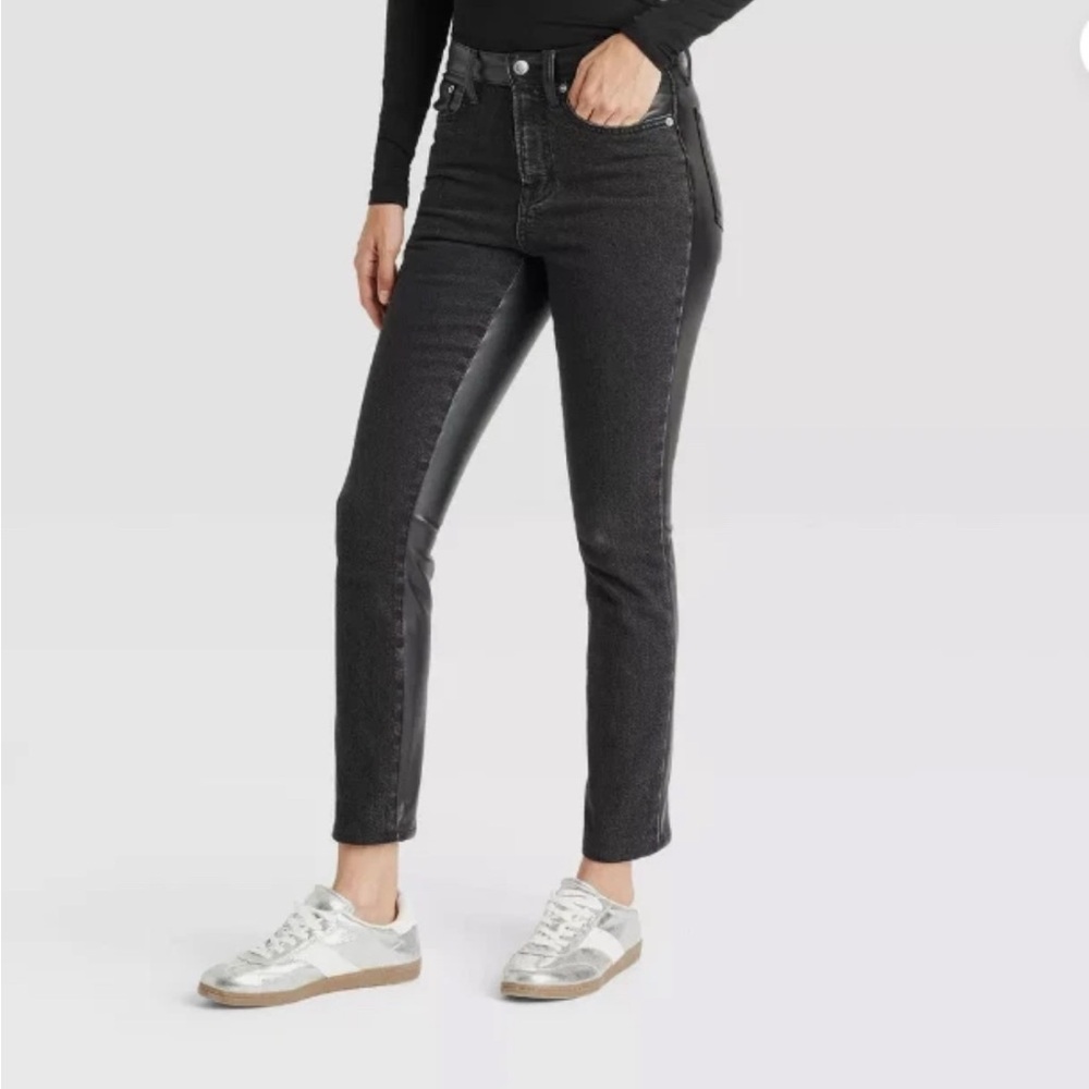 🖤 Universal Threads Mid-Rise Faux Leather Slim Jeans – Size 8R – Like New 🖤